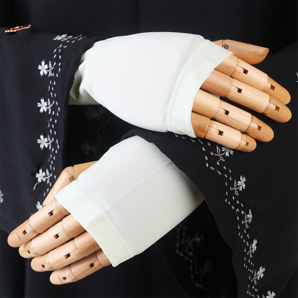 Bahira Handsock - BW